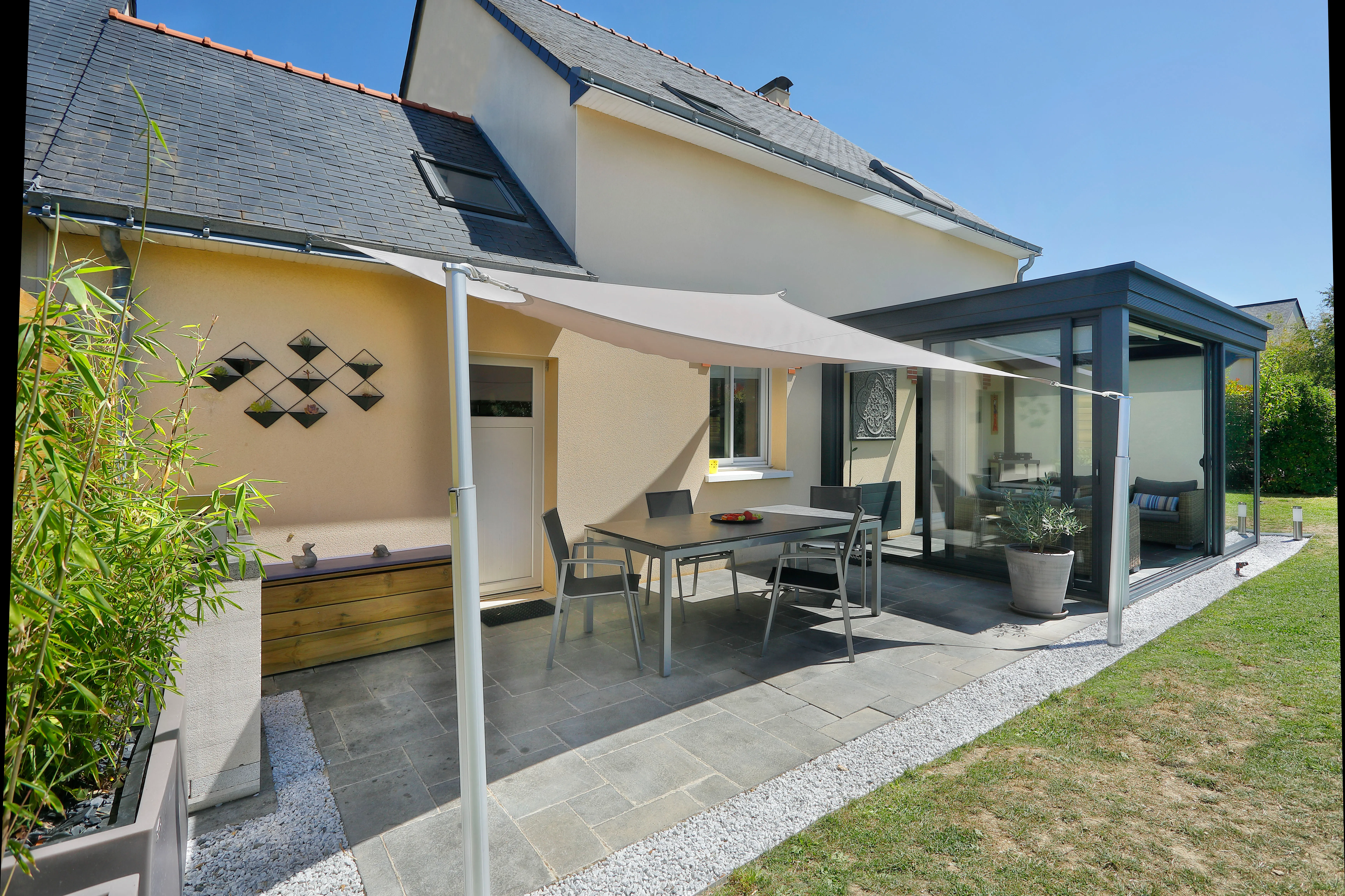 Schaduwdoek dat een eethoek beschermt tegen schadelijke zonnestralen