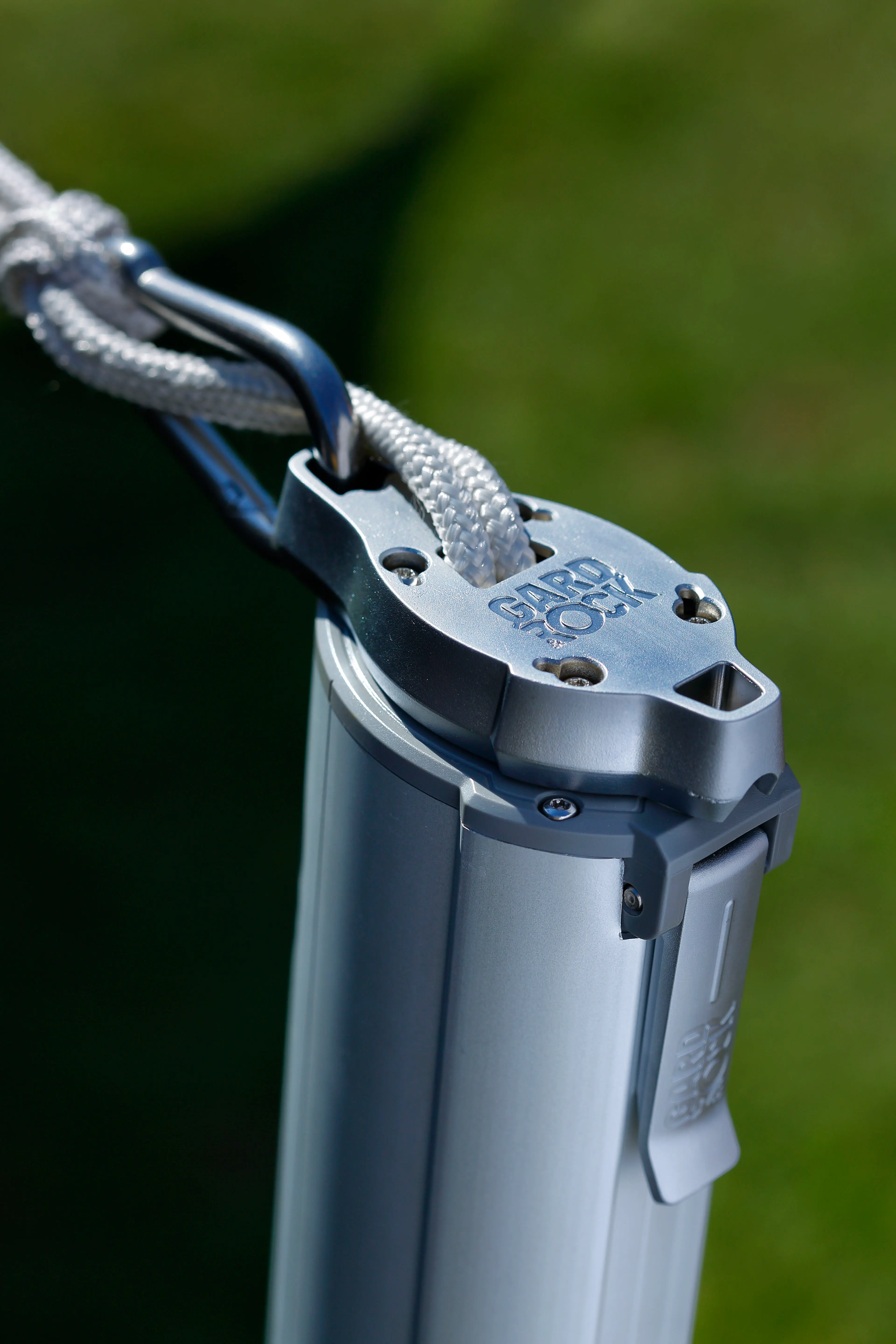 Karabijnhaak die eenvoudig een schaduwdoek bevestigt met het koord netjes opgeborgen in de paal