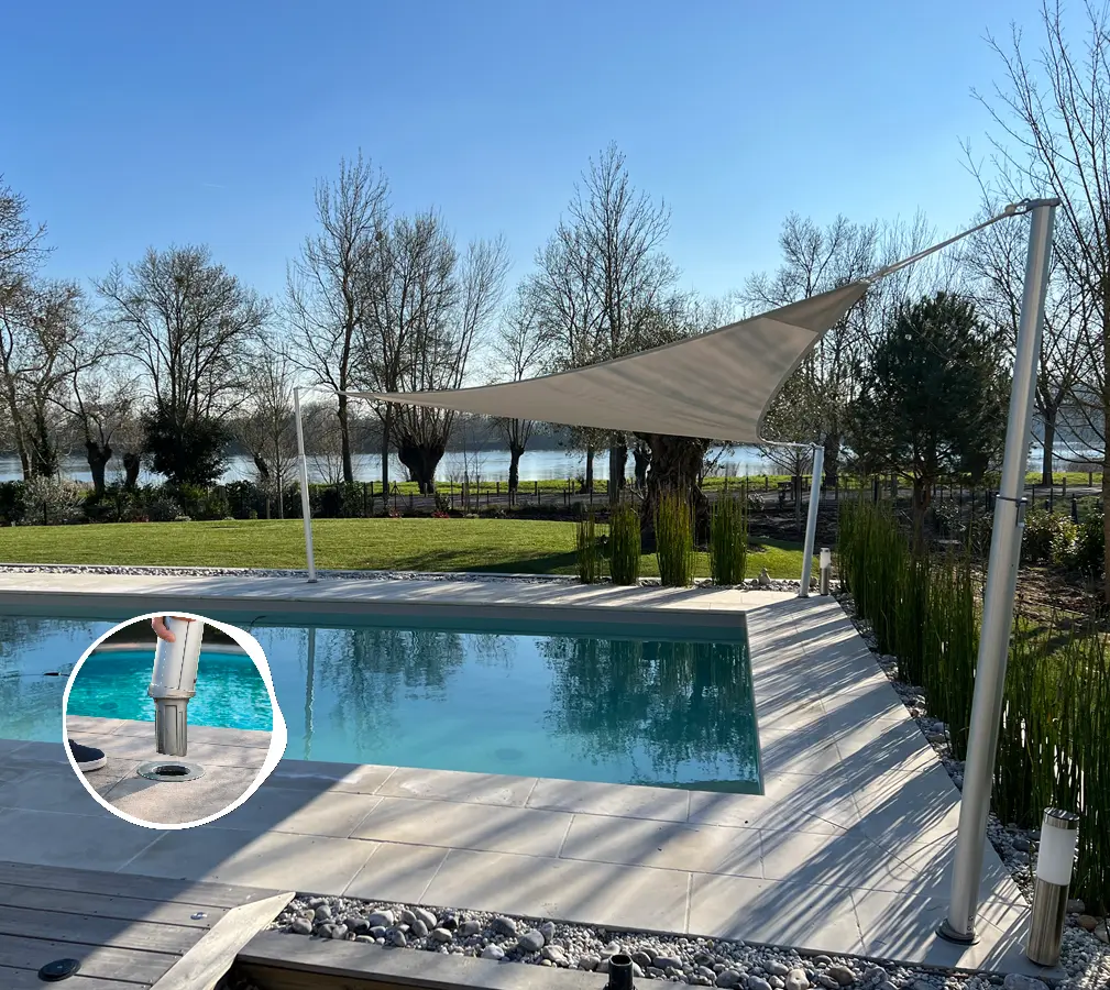 Schaduwdoek dat een zwembad beschermt tegen de zon met detail van een telescopische paal