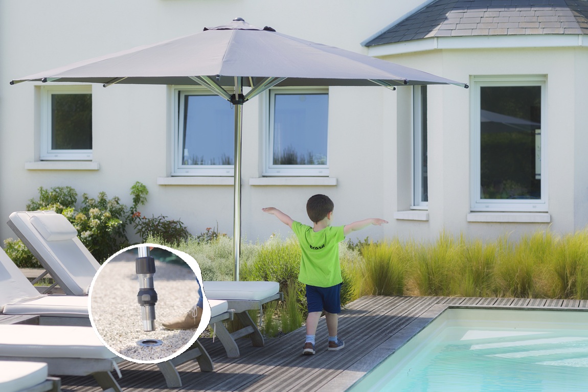 Schaduw van een rechte parasol over een ligstoel bij het zwembad