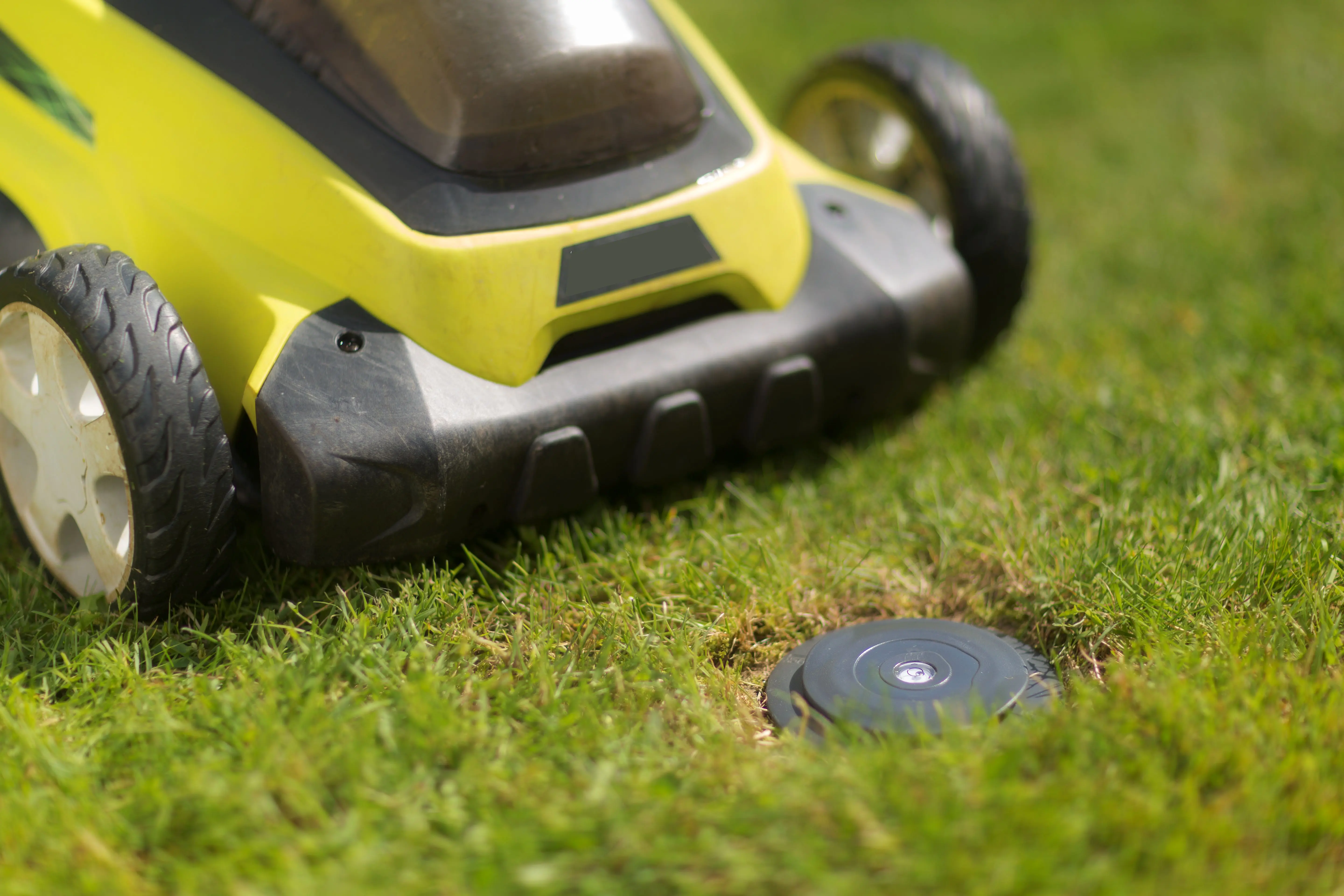 Grasmaaier die zonder problemen over de grondbasis rijdt
