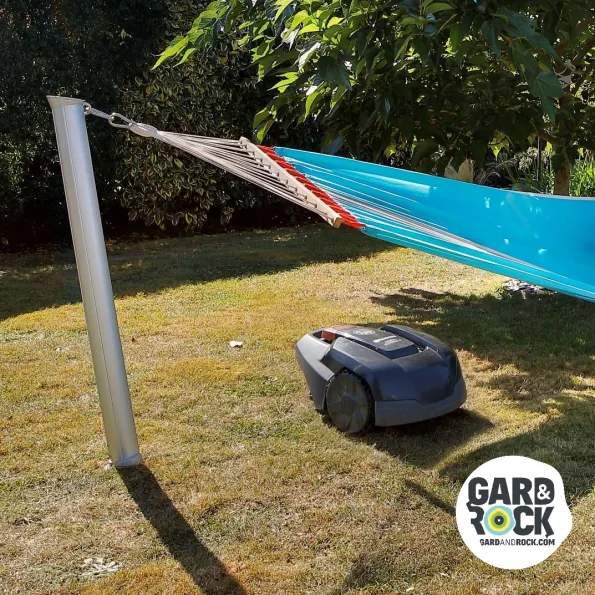 robot tondeuse passant sous un hamac sans être gêné par un obstacle