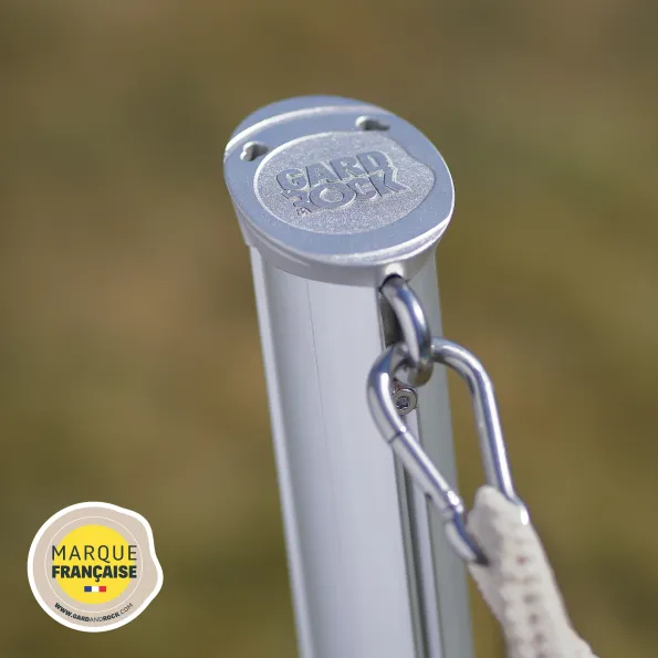 Détail de l'accroche facile du hamac sur le poteau grâce à un mousqueton