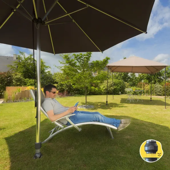 Gard&Rock-parasol in écru met klikbevestiging op gras, snelle plaatsing zonder zwaar gereedschap