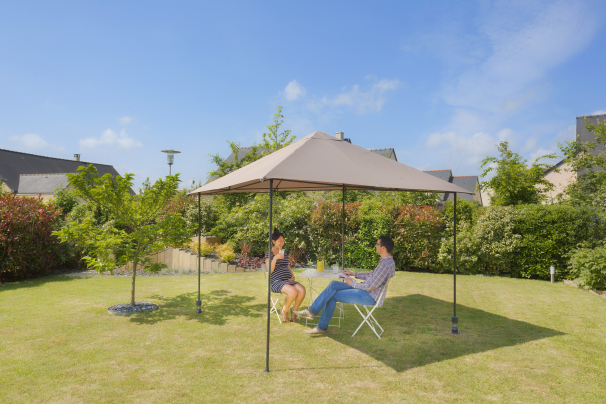 Fixation tonnelle sur pelouse