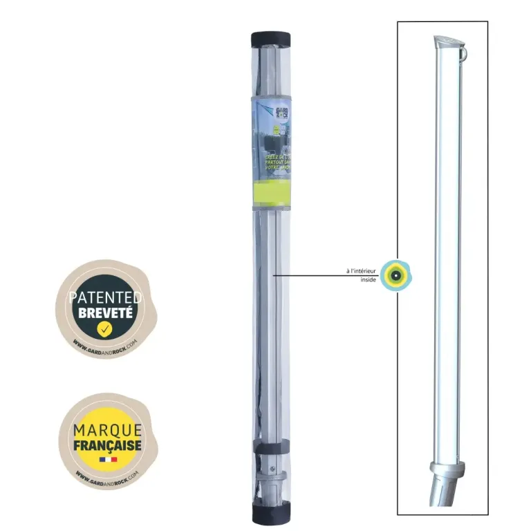 Hangmatpaal in opbergtas met label, paal ernaast zichtbaar, gepatenteerd pictogram en Frans merklabel te zien.