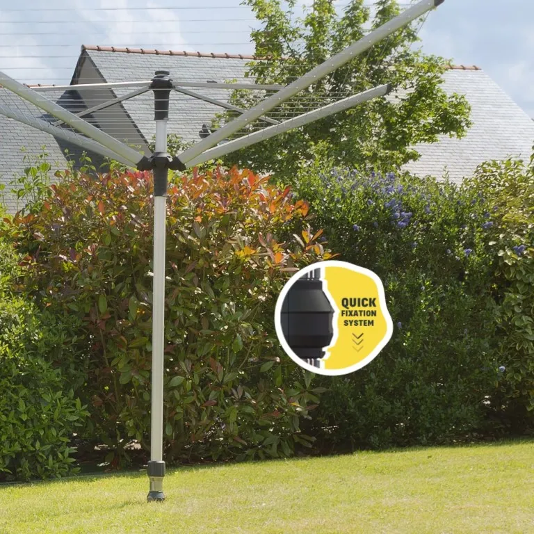 droogmolen stevig bevestigd in rechte paalvoet geplaatst in grondanker, stabiele en praktische opstelling