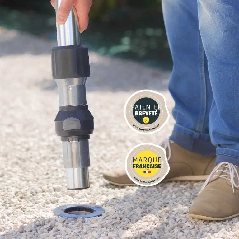 intuïtieve bevestiging van parasolvoet in grondanker, snelle en eenvoudige handeling dankzij handig kliksysteem