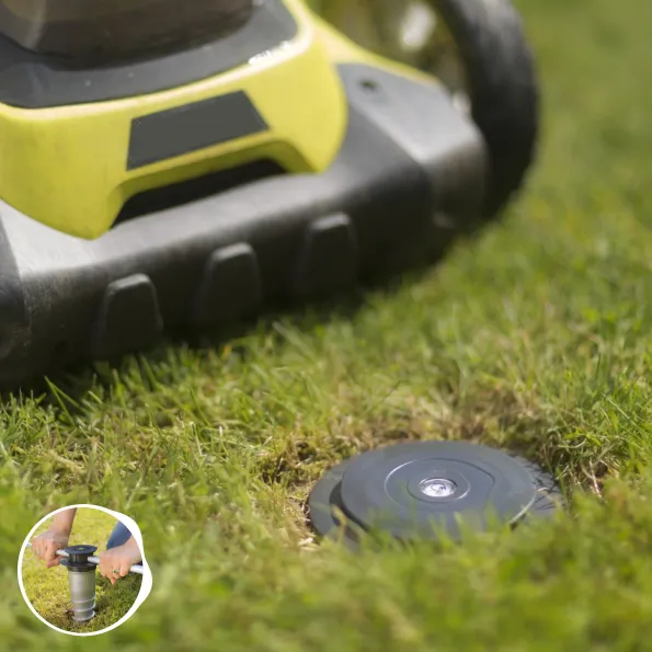 Tondeuse qui passe sur base d'ancrage affleurant le sol