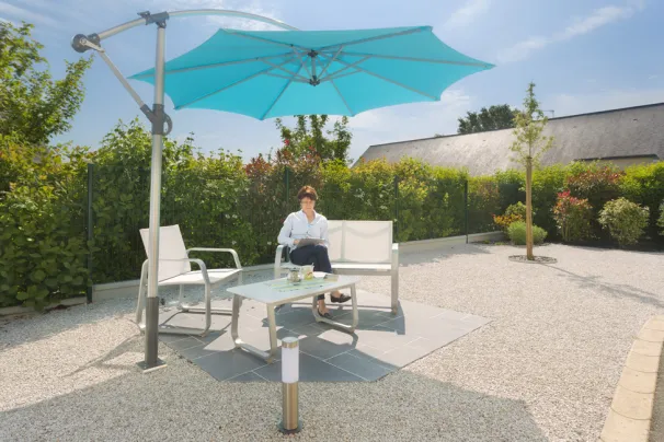 Fixation parasol excentré sur terrasse