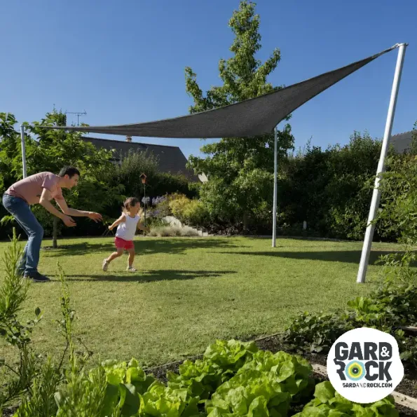 Tuinprieel met schaduwdoek, beschutte en stijlvolle ruimte voor gezellige buitenmomenten.