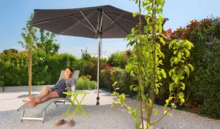 Hoe een parasol stabiliseren? Effectieve oplossingen om te voorkomen dat hij beweegt of omvalt