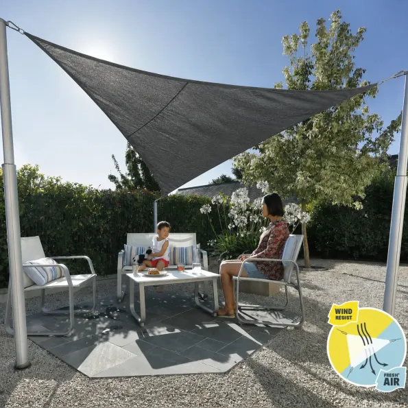 Schaduwdoek op terras geïnstalleerd, creëert een stijlvolle schaduwplek voor buitenmaaltijden.