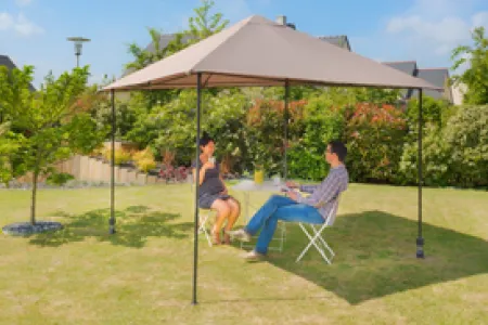 Bevestigingsoplossing voor prieel zonder betontegels of brede voeten, stabiele en discrete plaatsing voor open buitenruimtes.