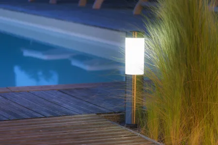 Draadloze solarlamp voor tuin, terras of zwembadomgeving, vrij neerzetbaar zonder aansluiting.