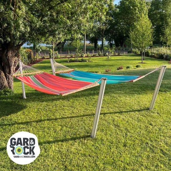 Espace multi hamac avec plusieurs supports, idéal pour partager des moments de détente en extérieur.