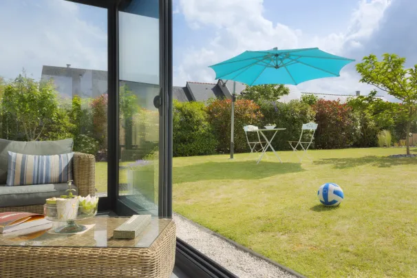 Fixation parasol déporté sur pelouse