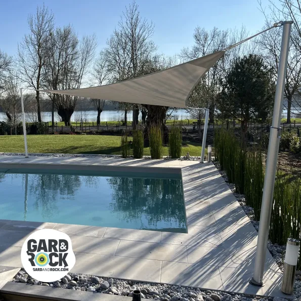 Schaduwzeilmast rond zwembad
