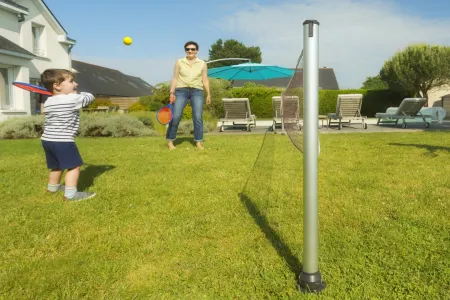 In hoogte verstelbare palen voor racketsporten en netspelen, geschikt voor tennis, volleybal en badminton buiten.